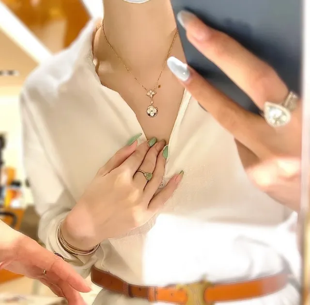 Louis Vuitton Flower Motif Gold-Tone Mother-of-Pearl Necklace 7