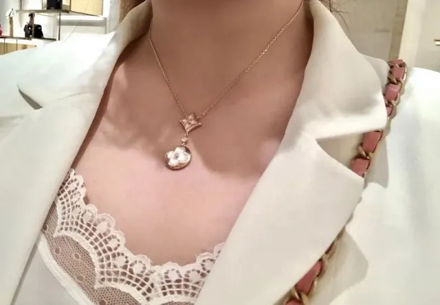 Louis Vuitton Flower Motif Gold-Tone Mother-of-Pearl Necklace 8
