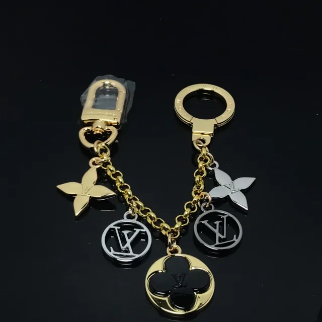 Louis Vuitton Corrente dourada e preta com pendentifs múltiplos pulseira 2