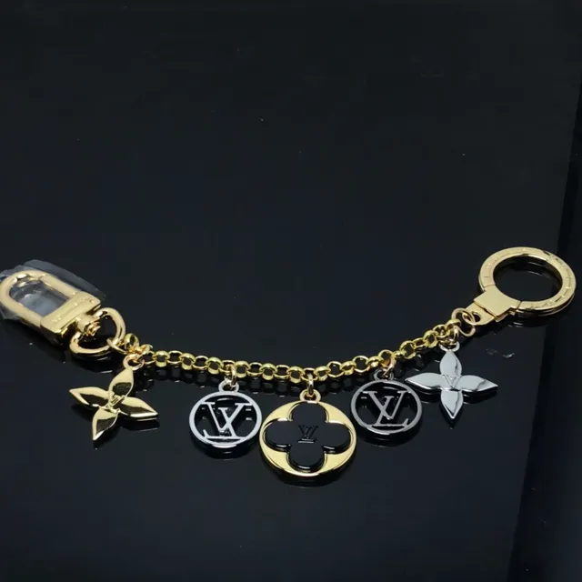 Louis Vuitton Corrente dourada e preta com pendentifs múltiplos pulseira 4