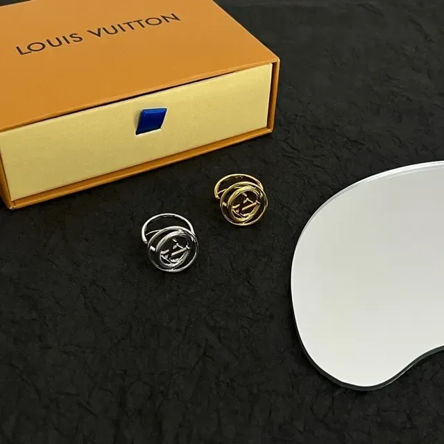 Louis Vuitton Gold Interlocking Loops Polished Ring 6