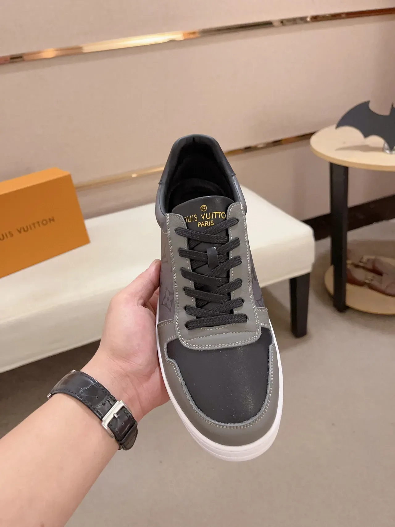 Louis Vuitton Sneakers Lifestyle Gris et Noir Cuir Monogrammé Low Top 2