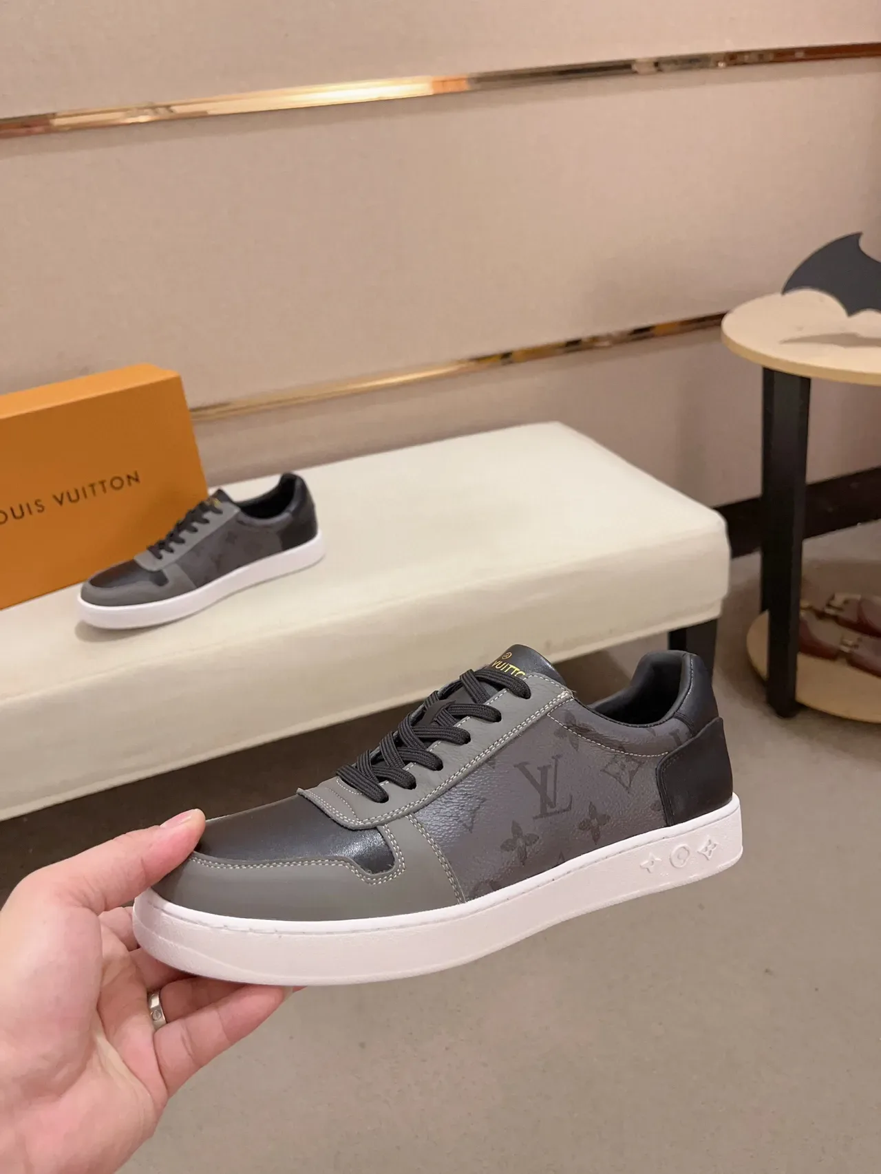 Louis Vuitton Sneakers Lifestyle Gris et Noir Cuir Monogrammé Low Top 3