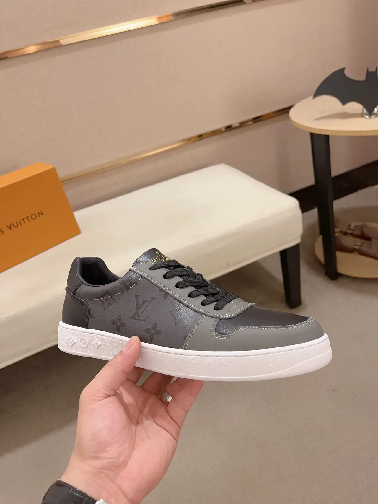 Louis Vuitton Sneakers Lifestyle Gris et Noir Cuir Monogrammé Low Top 4