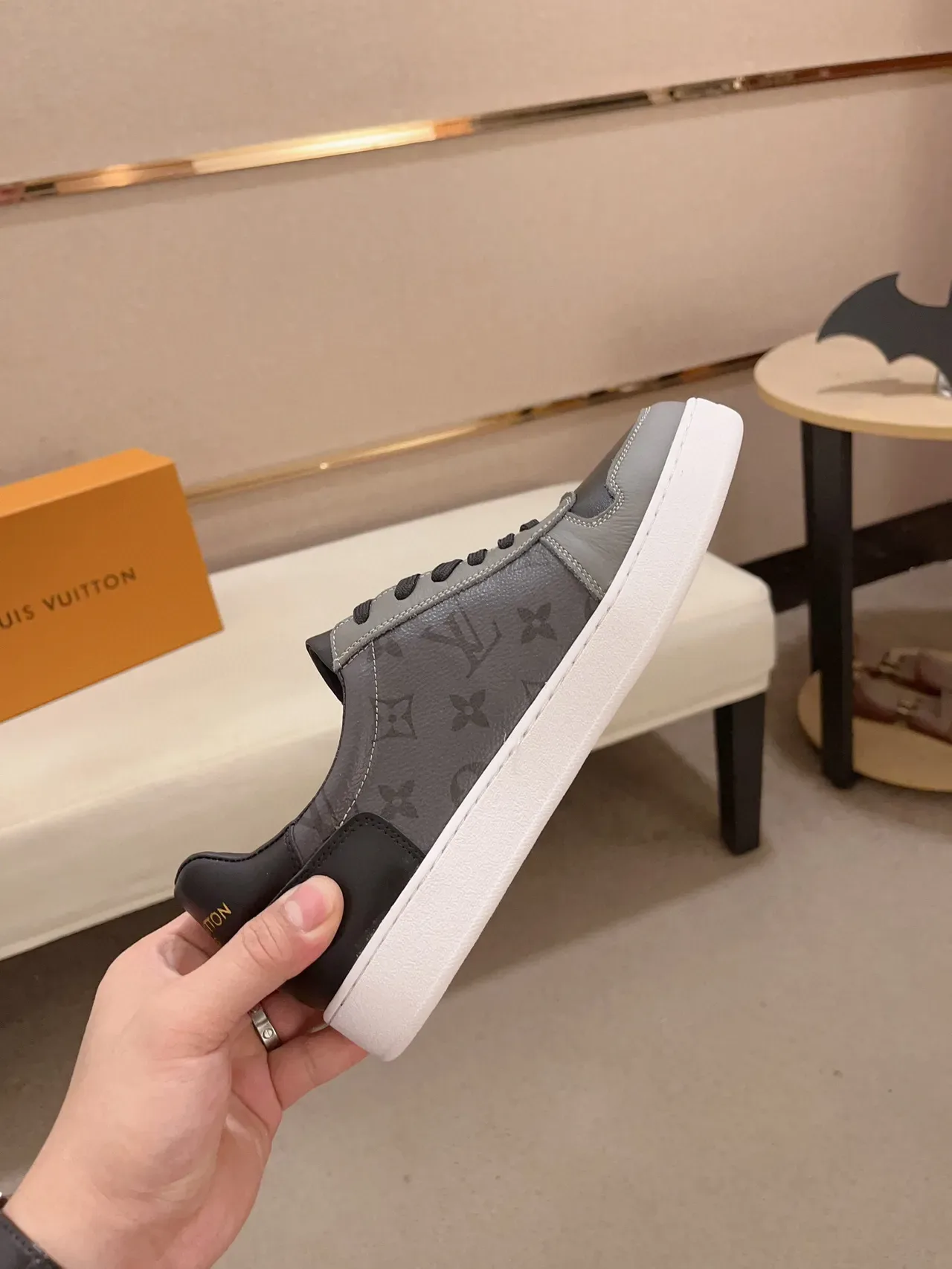 Louis Vuitton Sneakers Lifestyle Gris et Noir Cuir Monogrammé Low Top 5