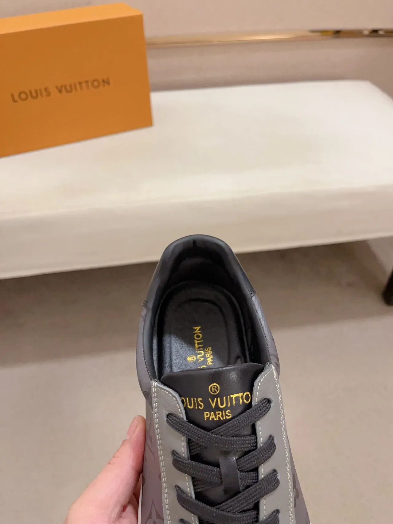 Louis Vuitton Sneakers Lifestyle Gris et Noir Cuir Monogrammé Low Top 6