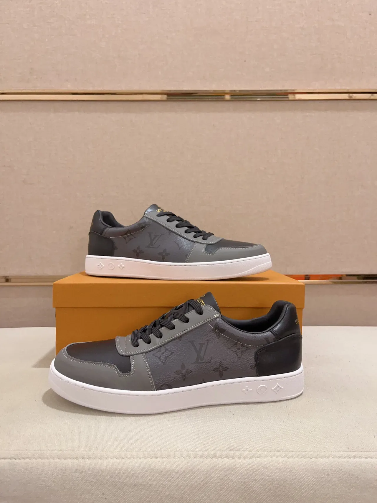 Louis Vuitton Sneakers Lifestyle Gris et Noir Cuir Monogrammé Low Top 7