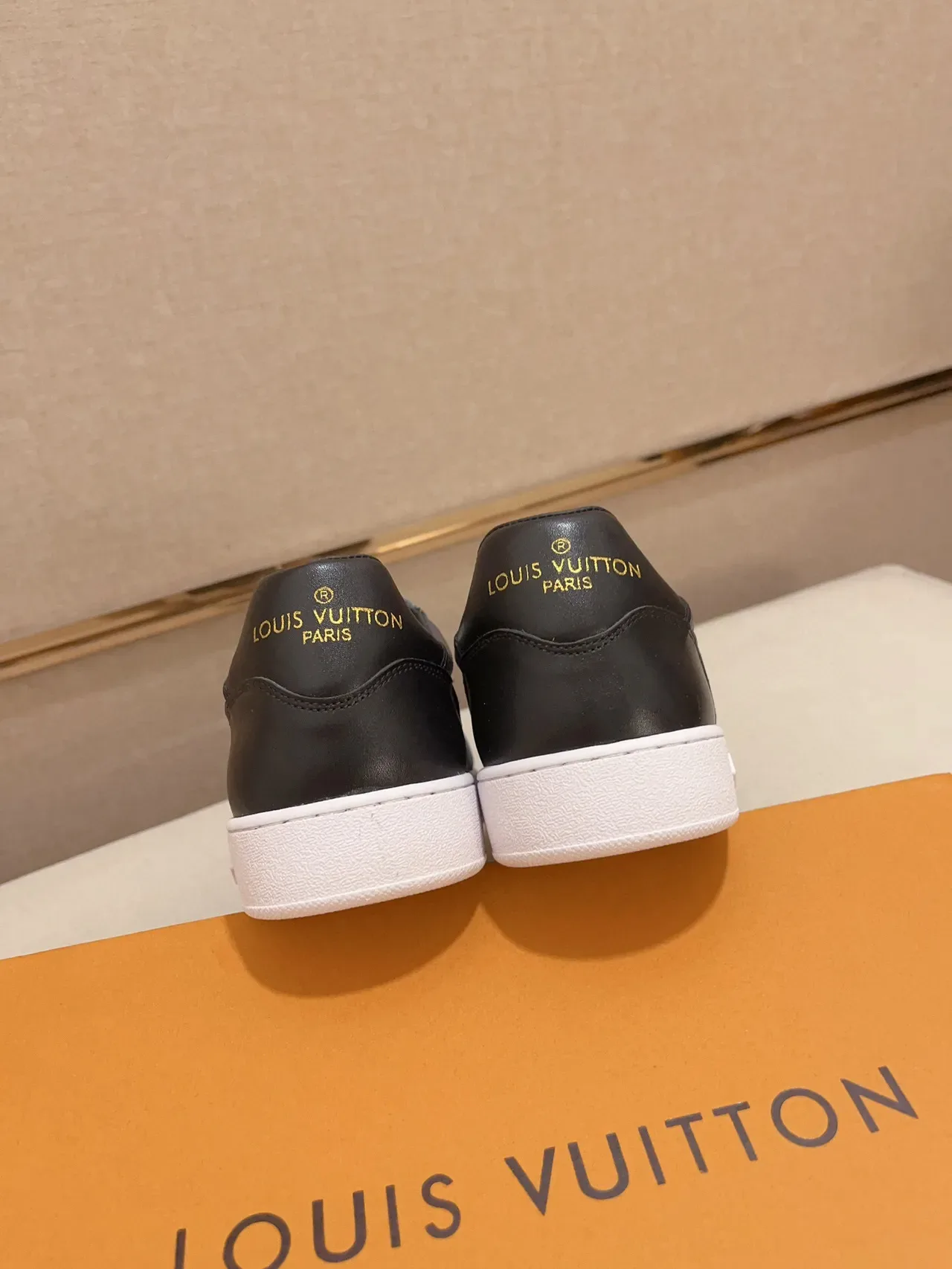 Louis Vuitton Sneakers Lifestyle Gris et Noir Cuir Monogrammé Low Top 8