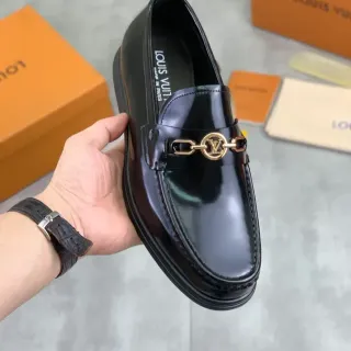 Louis Vuitton Horsebit 1955 काला पेटेंट लेदर लोफर