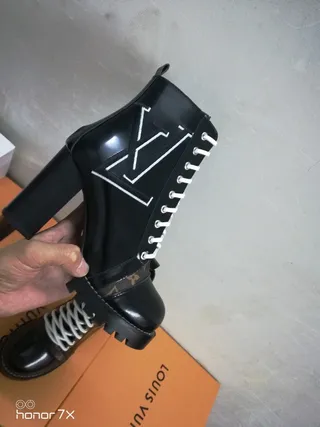 Louis Vuitton Le Cagole حذاء كاحل جلد لامع أسود مربوط بالأربطة 2