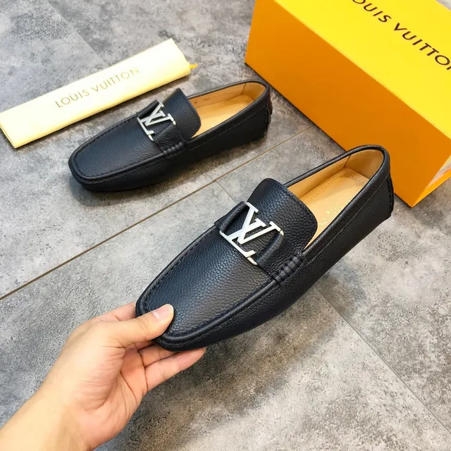 Louis Vuitton mocassim preto couro pebbled LV fivela slip-on loafers 2