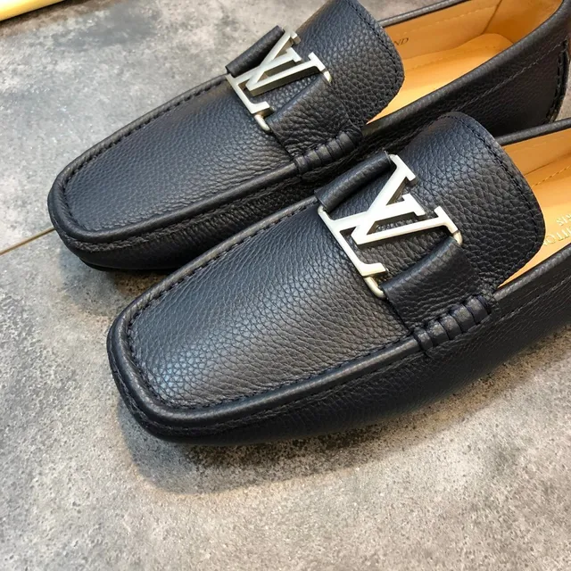 Louis Vuitton mocassim preto couro pebbled LV fivela slip-on loafers 4
