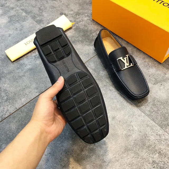 Louis Vuitton mocassim preto couro pebbled LV fivela slip-on loafers 6