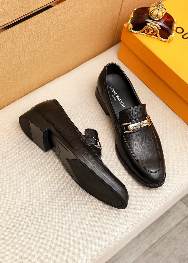 Louis Vuitton Mocassin Noir Cuir Granulé Boucle Métallique Mocassins 2