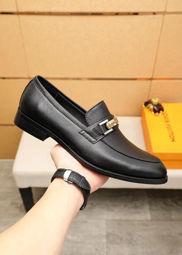 Louis Vuitton Mocassin Noir Cuir Granulé Boucle Métallique Mocassins 9