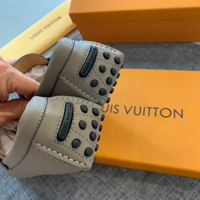 Louis Vuitton موكاسين رمادي أسود جلد معدن LV بوكل حزام موكاسين 2