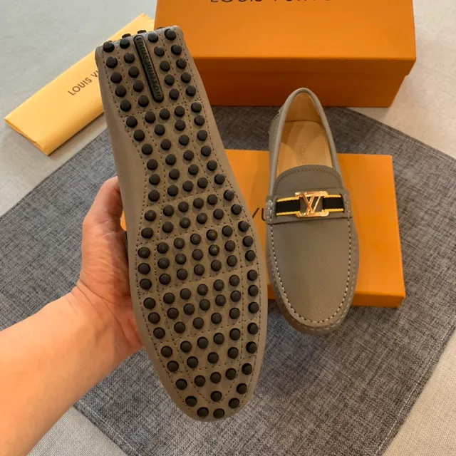 Louis Vuitton موكاسين رمادي أسود جلد معدن LV بوكل حزام موكاسين 3
