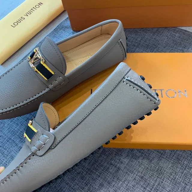 Louis Vuitton موكاسين رمادي أسود جلد معدن LV بوكل حزام موكاسين 5