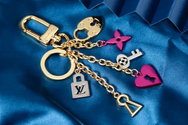 Louis Vuitton Lock Me Ouro Rosa Multi-Charms Esmaltado Pulseira 2
