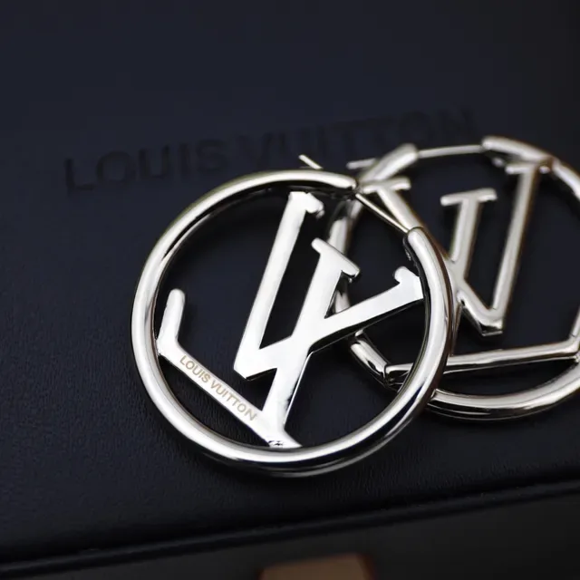 Louis Vuitton LV حلقات دائرية فضية 4