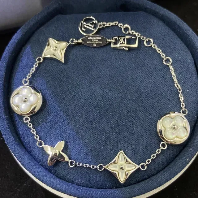 Louis Vuitton LV Flower Mother-of-Pearl Quatrefoil Chain Bracelets 4