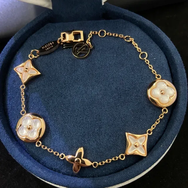 Louis Vuitton LV Flower Mother-of-Pearl Quatrefoil Chain Bracelets 5