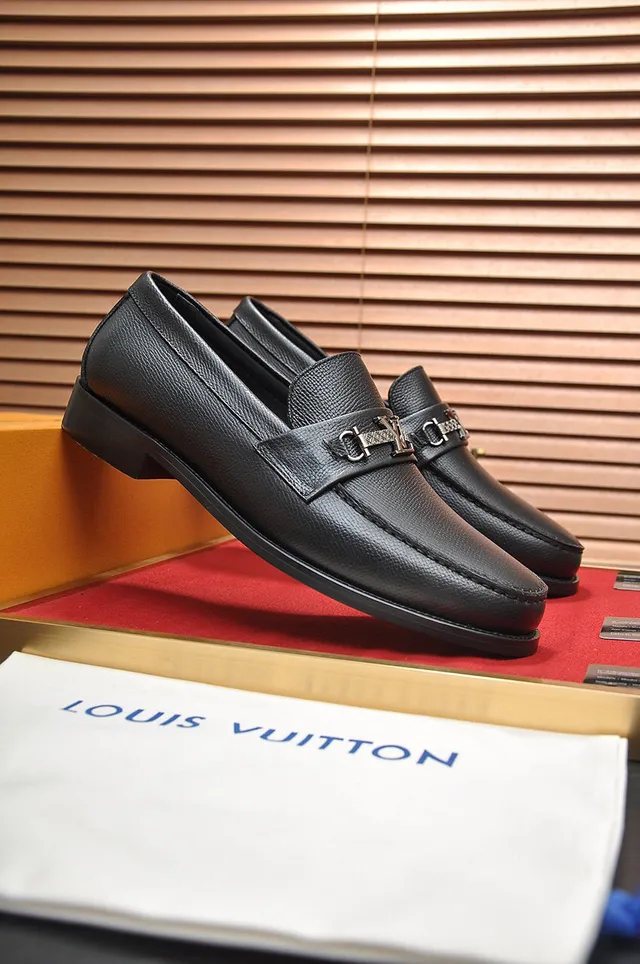 Louis Vuitton LV লোফার কালো দানাযুক্ত চামড়া ধাতু বাকল লোফার 4