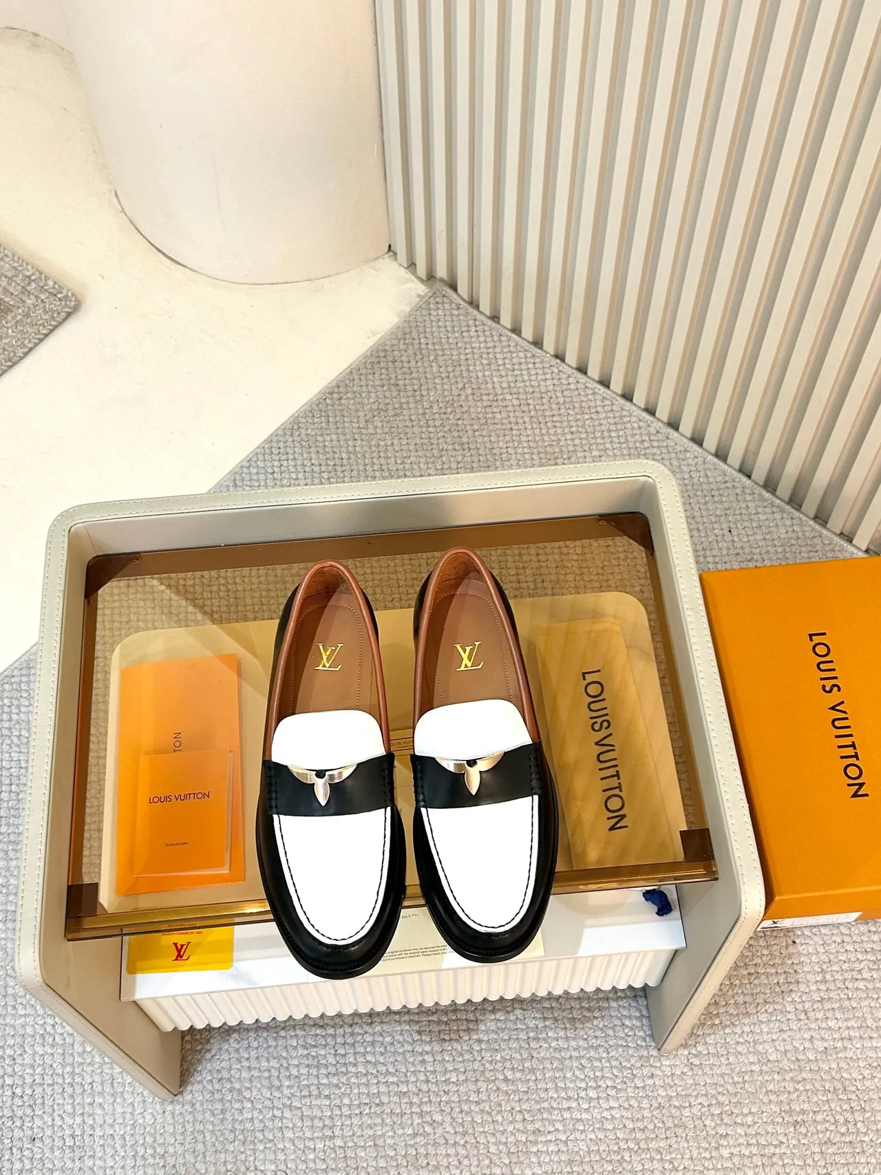 Louis Vuitton LV Mocassim Preto Branco Bicolor Couro Fivela Horsebit Mocassim 5