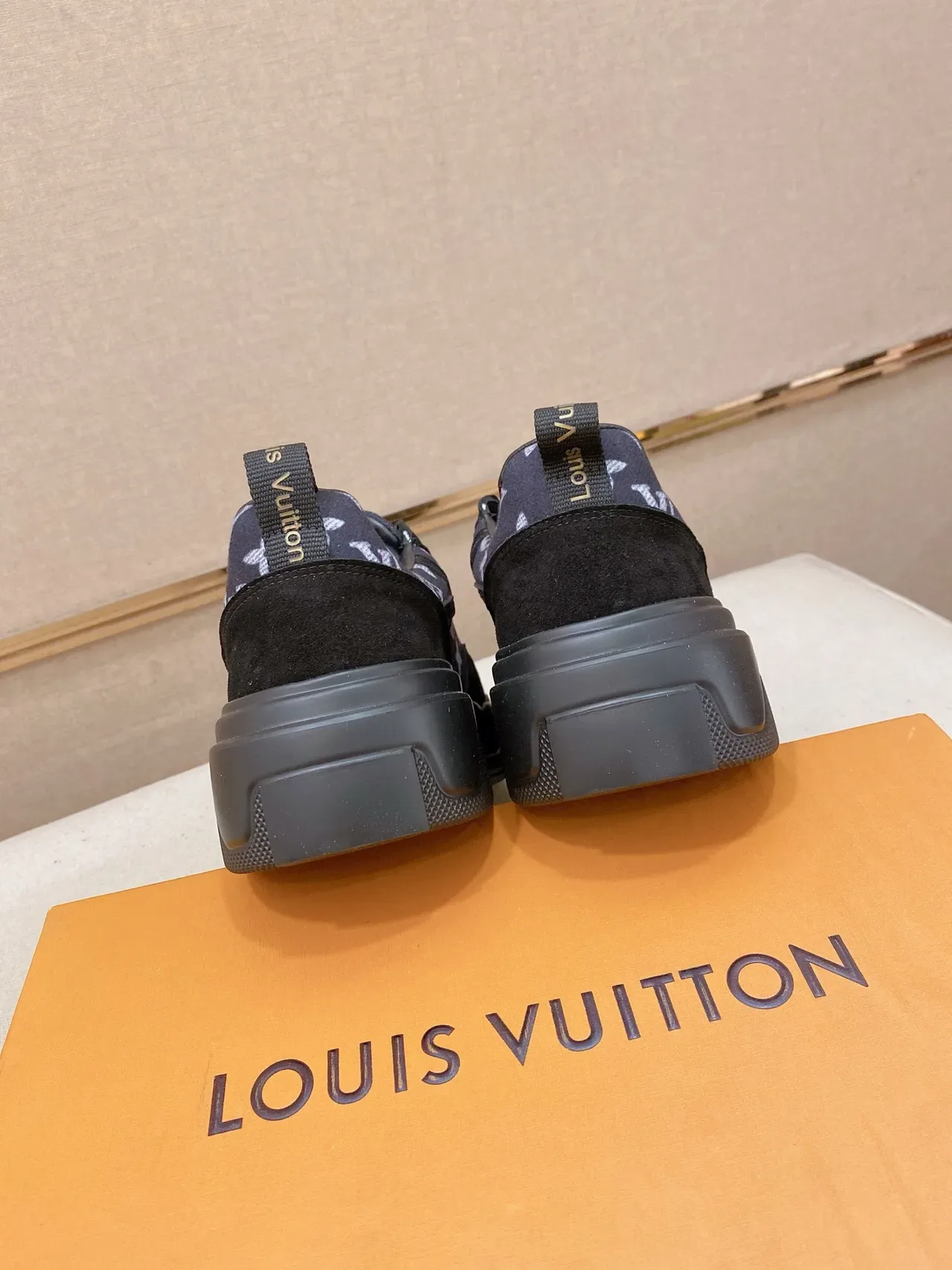 Louis Vuitton LV Trainer কালো ধূসর মনোগ্রাম প্রিন্ট উপর সুয়েড প্যানেল লাইফস্টাইল স্নিকার্স 3