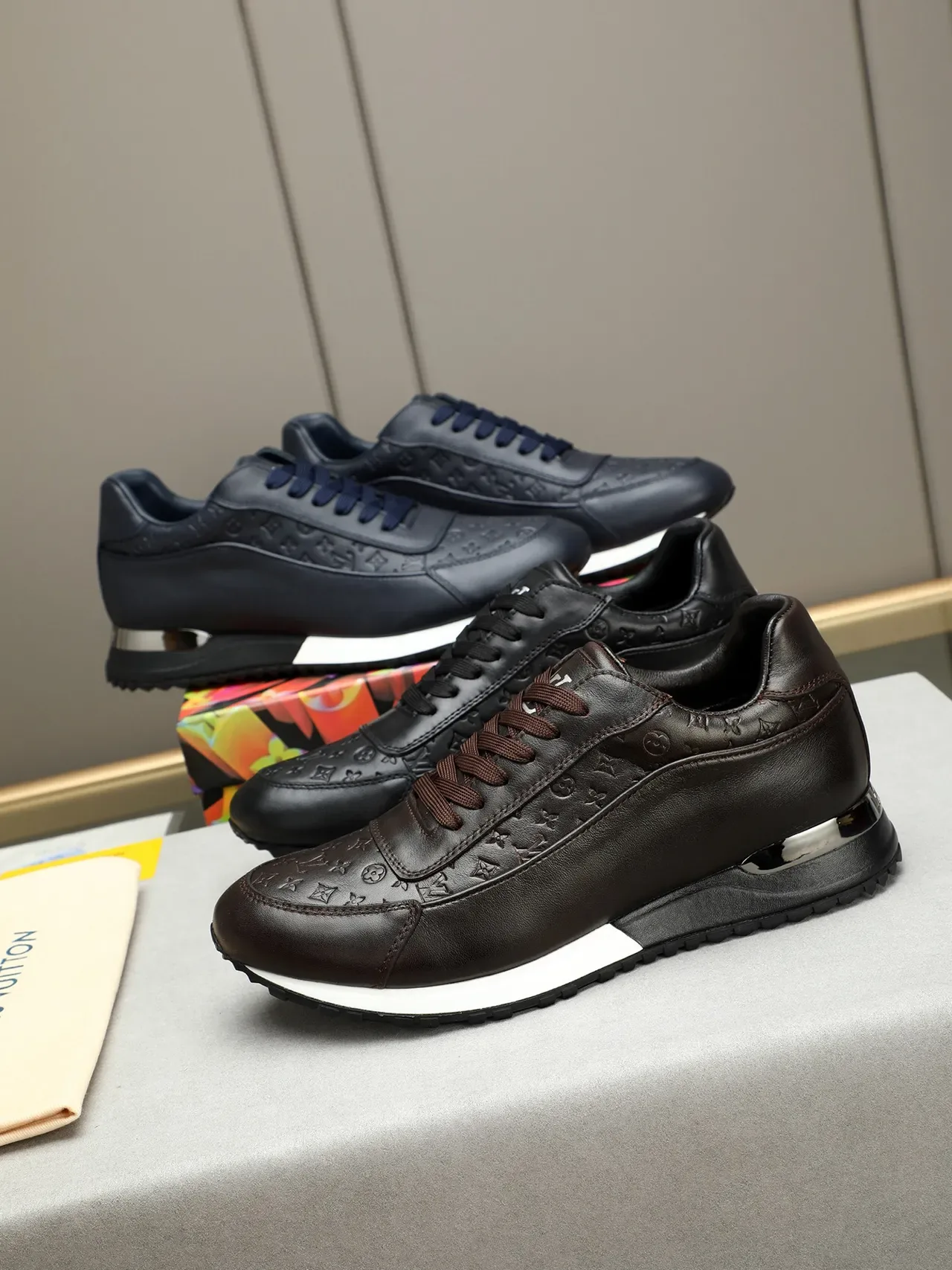 Louis Vuitton LV Trainer Baskets Lifestyle Noires en Cuir Monogram Embossed Low-Top 2