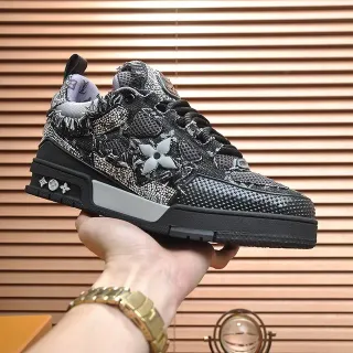 Louis Vuitton LV Trainer أسود فضي مصقول مونوغرام أعلى مزين بشعار زهري حذاء رياضي كبير