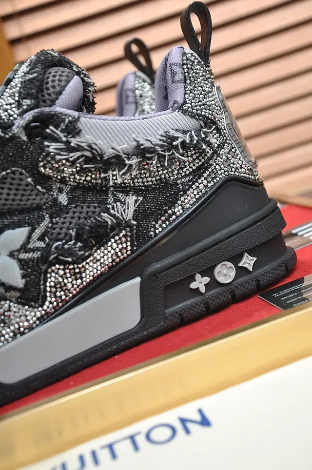Louis Vuitton LV Trainer Chaussures Noires Argentées Texturées Monogrammées Haut Embellies Logo Floral Chunky 2