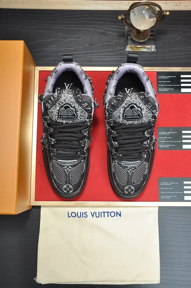 Louis Vuitton LV Trainer Chaussures Noires Argentées Texturées Monogrammées Haut Embellies Logo Floral Chunky 5