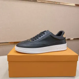 Louis Vuitton LV Trainer Sneakers lifestyle con paneles de cuero negro y blanco de bajo corte