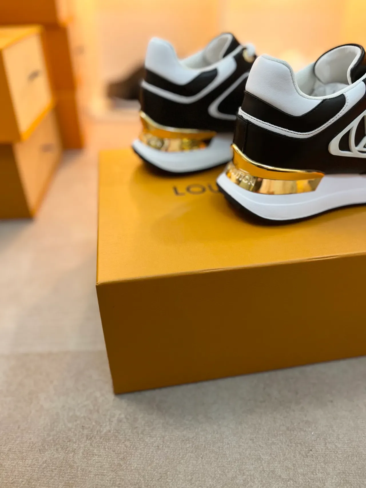 Louis Vuitton LV Trainer Noir et Blanc Cuir Supérieur Piping Contraste Sneakers Lifestyle 2