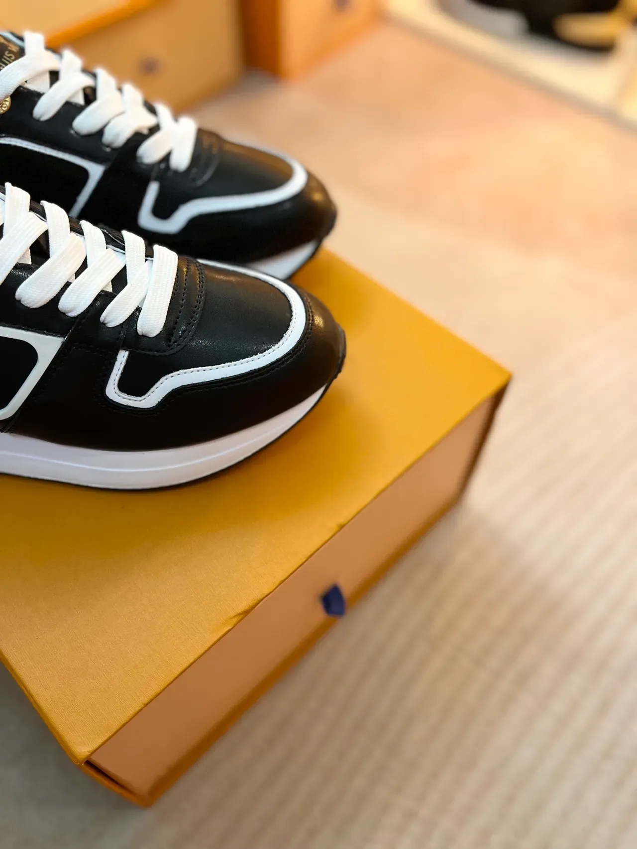Louis Vuitton LV Trainer Noir et Blanc Cuir Supérieur Piping Contraste Sneakers Lifestyle 3