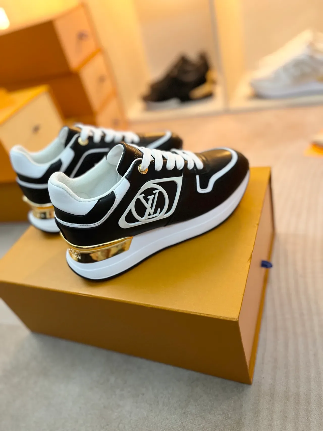 Louis Vuitton LV Trainer Noir et Blanc Cuir Supérieur Piping Contraste Sneakers Lifestyle 4