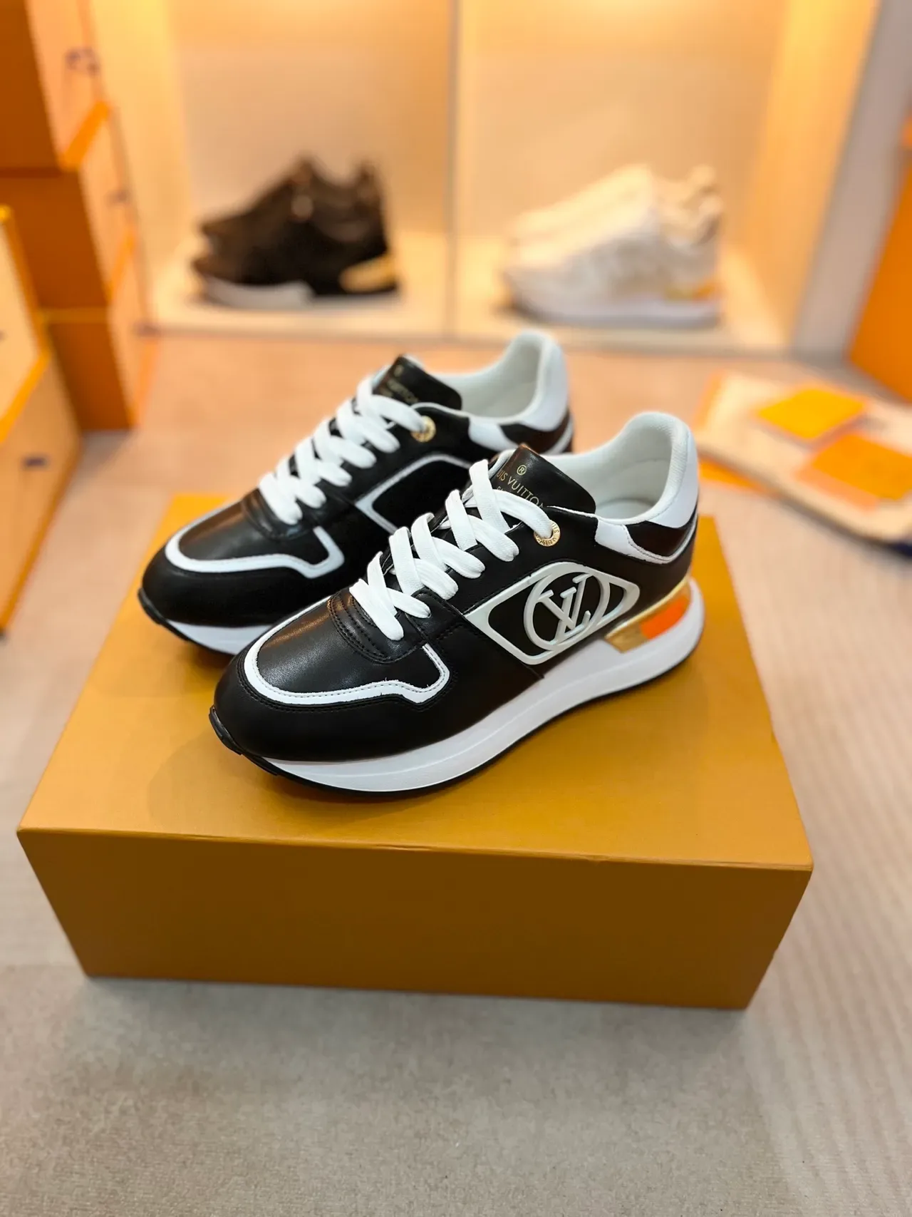 Louis Vuitton LV Trainer Noir et Blanc Cuir Supérieur Piping Contraste Sneakers Lifestyle 5