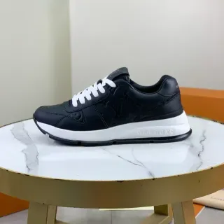 লুইস ভিটন LV Trainer ব্ল্যাক হোয়াইট মোনোগ্রাম-এমবসড চামড়া প্ল্যাটফর্ম সোল লাইফস্টাইল স্নিকার্স