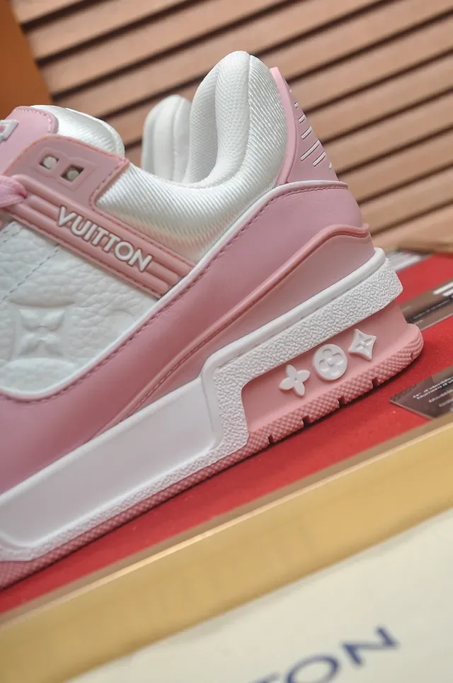 Louis Vuitton LV Trainer গোলাপি সাদা লো টপ লেয়ার্ড সোল লাইফস্টাইল স্নিকার 2