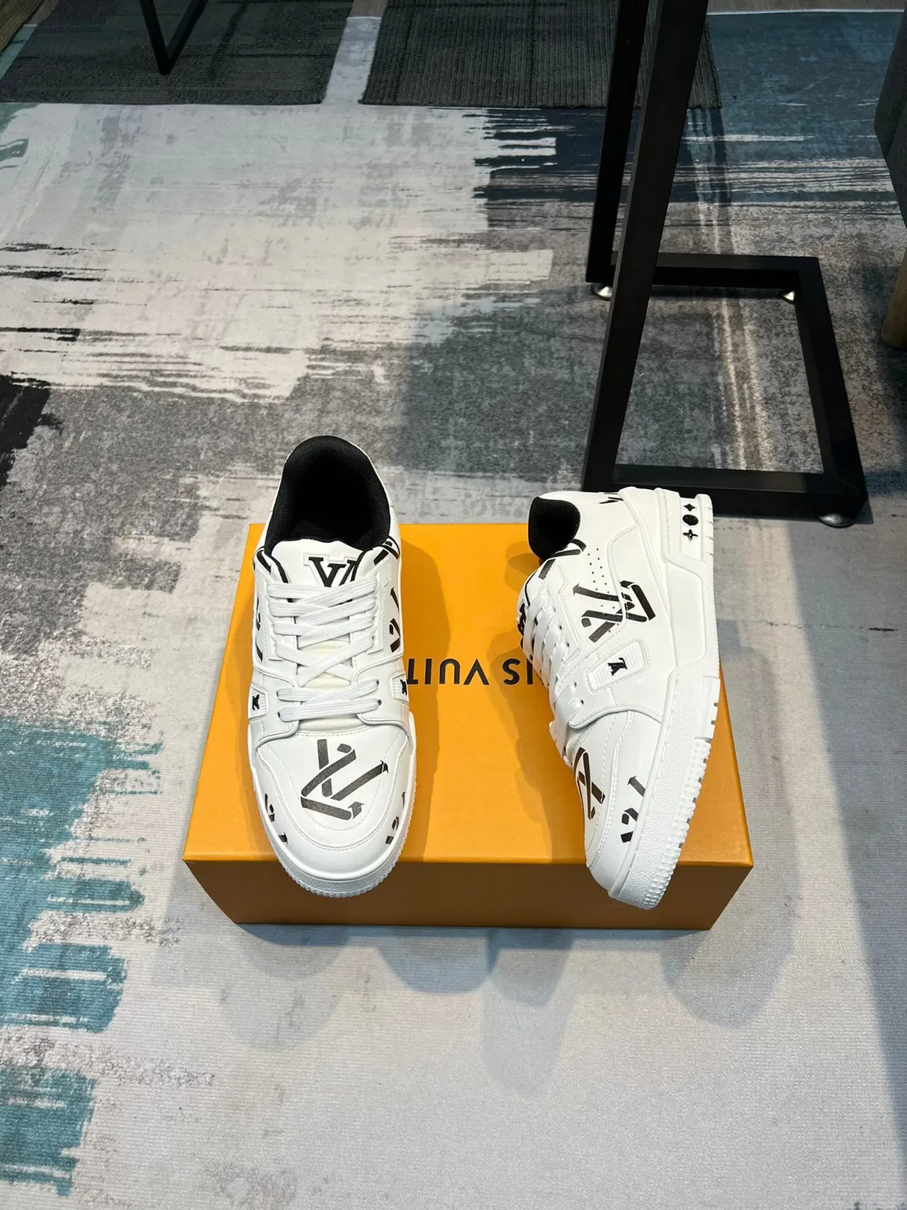 Louis Vuitton LV Trainer Blanc et Noir Impression Graphique Partie Supérieure Semelle Sculptée Lifestyle Sneakers 4