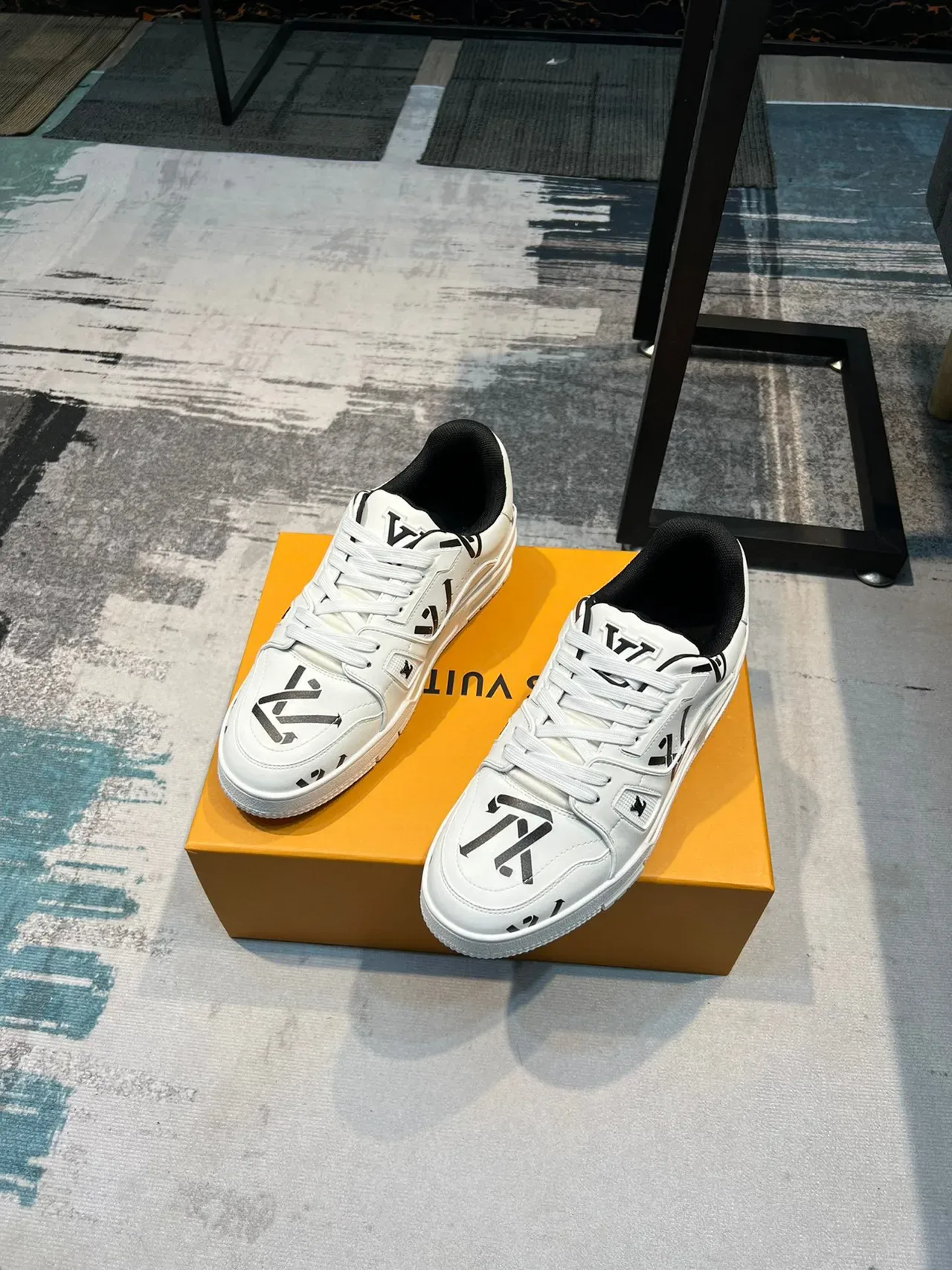 Louis Vuitton LV Trainer Blanc et Noir Impression Graphique Partie Supérieure Semelle Sculptée Lifestyle Sneakers 5
