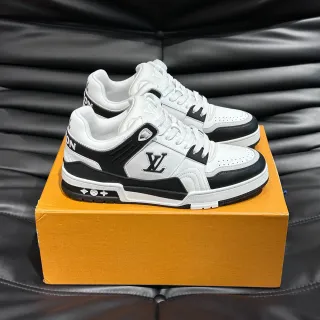 Louis Vuitton LV Trainer blanco y negro construcción multi-panel contrastante zapatillas lifestyle