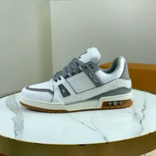 লুইস ভিটন LV Trainer সাদা ও ধূসর Monogram-Embossed চামড়া লেয়ার্ড ওভারলে লাইফস্টাইল স্নিকার্স