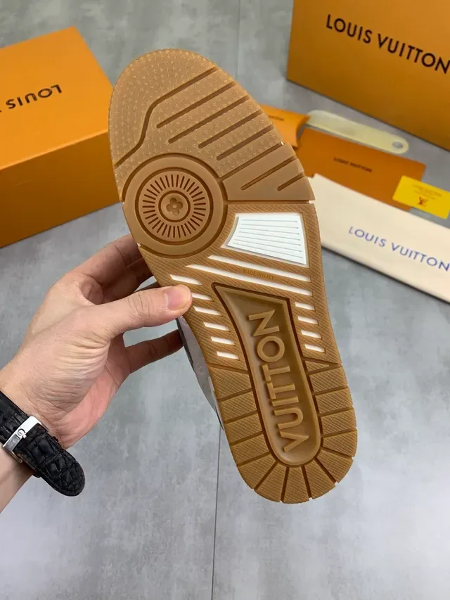 লুইস ভিটন LV Trainer সাদা ও ধূসর Monogram-Embossed চামড়া লেয়ার্ড ওভারলে লাইফস্টাইল স্নিকার্স 3