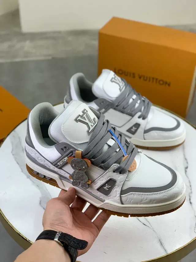 লুইস ভিটন LV Trainer সাদা ও ধূসর Monogram-Embossed চামড়া লেয়ার্ড ওভারলে লাইফস্টাইল স্নিকার্স 4