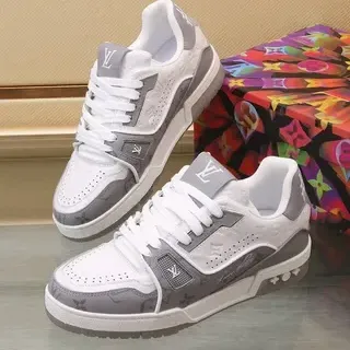 Louis Vuitton LV Trainer Zapatillas Lifestyle Blancas Grises con Solapas de impresión de monograma en punta de cuero perforado