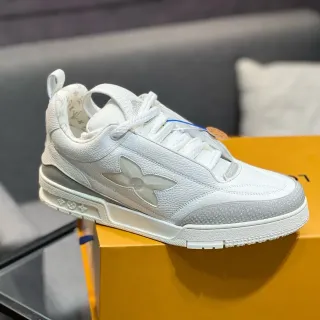 Louis Vuitton LV Trainer Zapatillas Lifestyle Blancos y Grises de Cuero Granulado Superior con Motivo Floral Translúcido Lateral