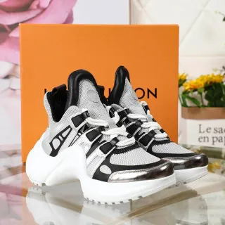 Louis Vuitton LV Trainer Tênis chunky brancos e prateados com sola de plataforma malha e construção de painéis metálicos