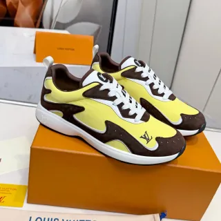 লুইস ভিটন LV Trainer হলুদ বাদামী অসমমিত প্যানেল নির্মাণ স্যুয়েড এবং চকচকে চামড়া কনট্রাস্ট লাইফস্টাইল স্নিকার